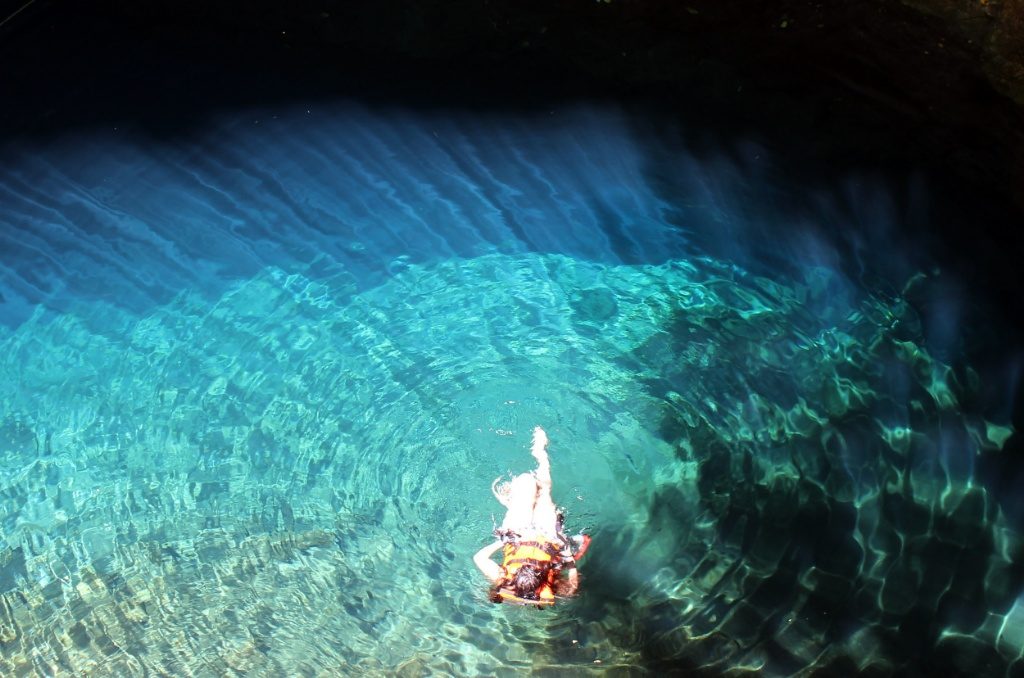 31114033. Mérida.- A una hora de la ciudad de Mérida se encuentra el pueblo de Homún, lugar representativo por sus bellos y naturales cenotes de aguas serenas y transparentes, donde se localiza el cenote Yaxbacaltún que es ideal para practicar el snorkel y el buceo. NOTIMEX/FOTO/ARTURO M. TORAYA/FRE/HUM/