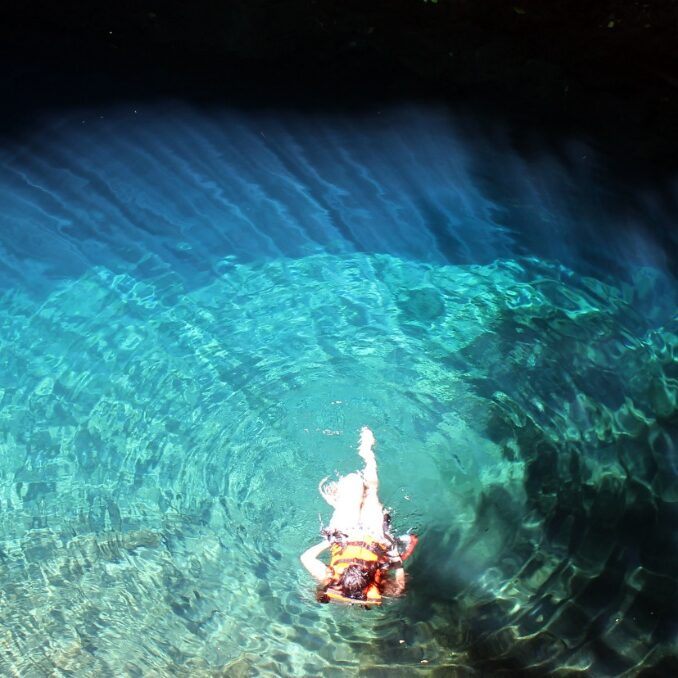 31114033. Mérida.- A una hora de la ciudad de Mérida se encuentra el pueblo de Homún, lugar representativo por sus bellos y naturales cenotes de aguas serenas y transparentes, donde se localiza el cenote Yaxbacaltún que es ideal para practicar el snorkel y el buceo. NOTIMEX/FOTO/ARTURO M. TORAYA/FRE/HUM/